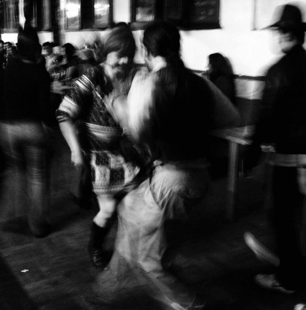 Pareja bailando Cueca Brava en un bar