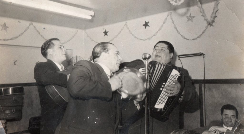 Segundo Zamora cantando cuecas por ahí